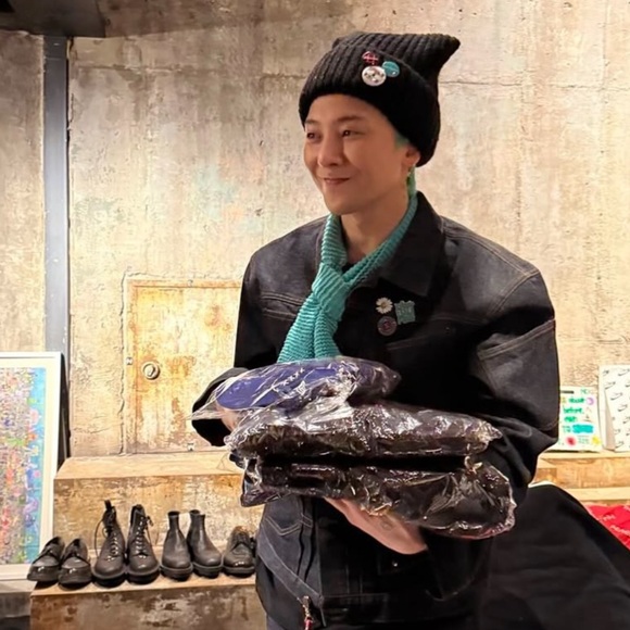 Auth Chanel 17C Metal CC Logo Round Plate Small Brooch - Gold Hardware - Picture 8 of 8